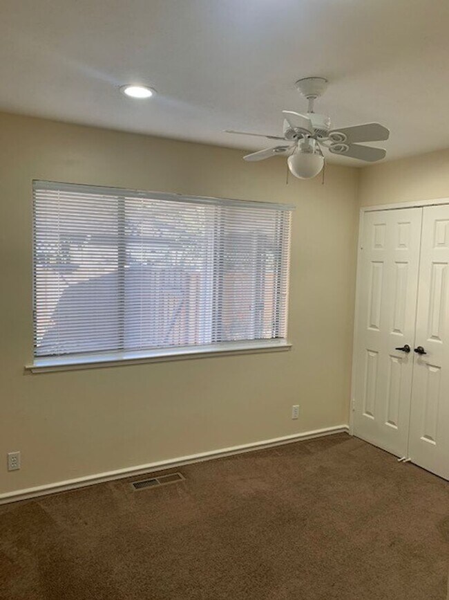 Building Photo - Very Cute 2 Bedroom Duplex w/Garage!