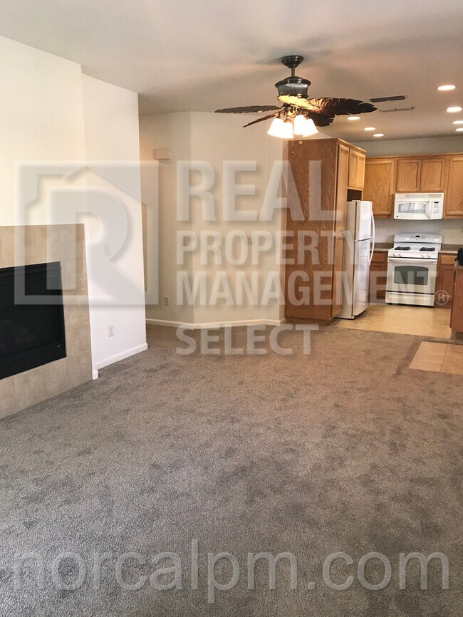 Building Photo - 3 bed, 2 bath in Gated Community!