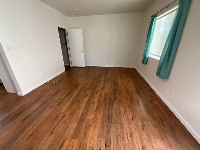 Foto del edificio - 5006 N Banna Ave