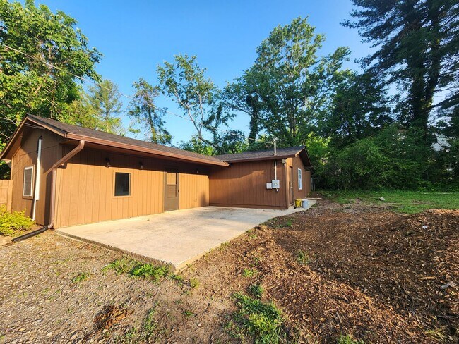 Building Photo - Asheville Rental!