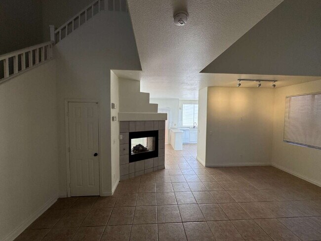 Foto del edificio - 3-bedroom Two Story, LARGE lot