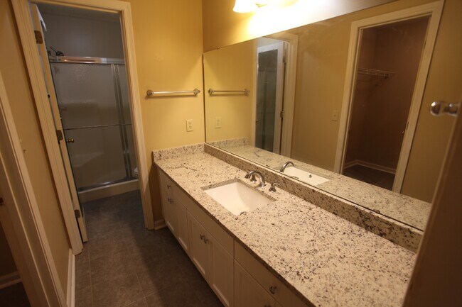 Building Photo - 3bed/2bath Residential House in Hamilton Place for August 10th!