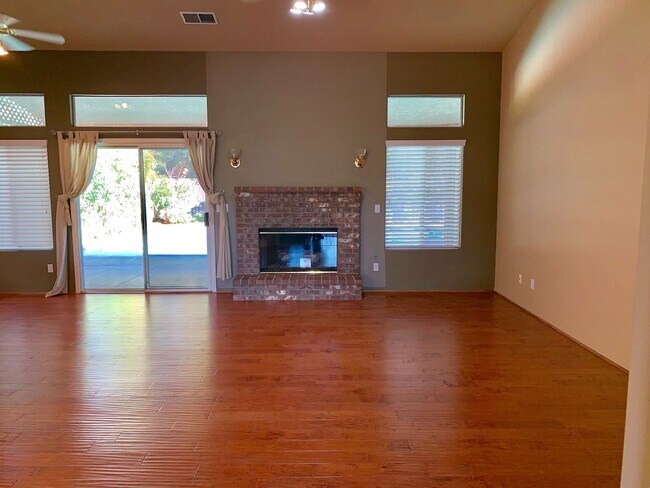 Building Photo - Spacious Fig Garden 4/2