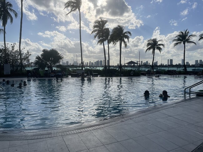 Piscina infinita con vista al horizonte de Miami y Star Island - 1500 Bay Rd