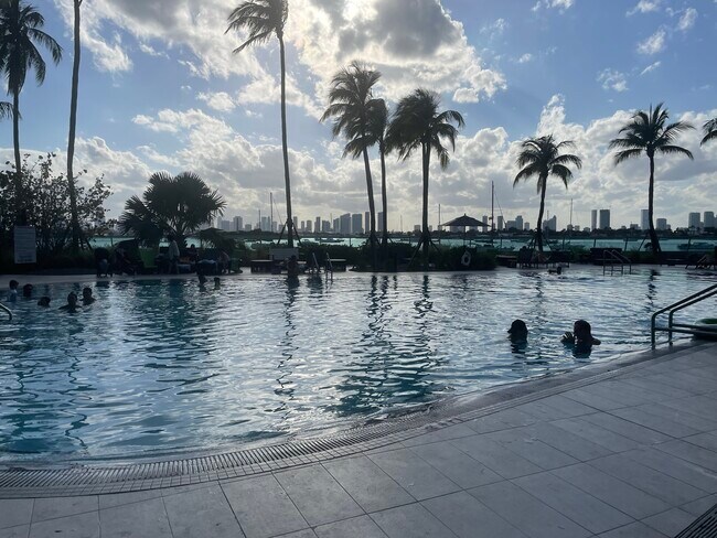 Piscina infinita con vistas al horizonte de Miami y a Star Island. - 1500 Bay Rd