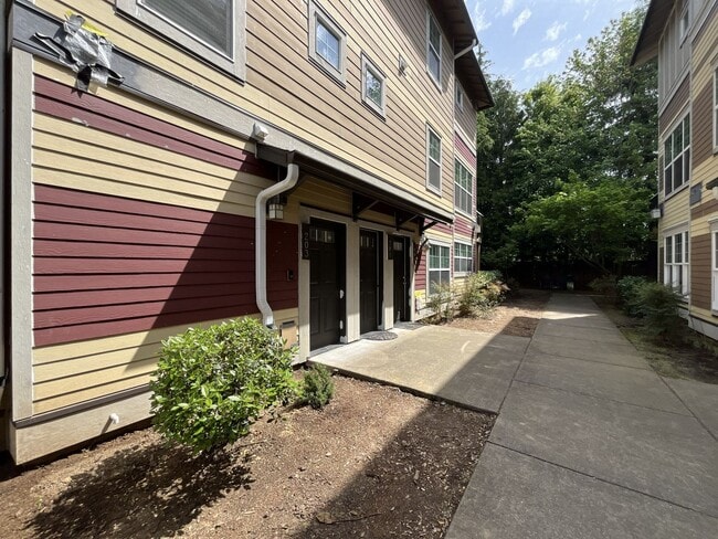 Building Photo - Well-Designed Condo with Dual Primary Suites, Vaulted Ceilings & Community Clubhouse