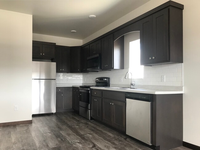 Kitchen - 2001 Kemp Pl E