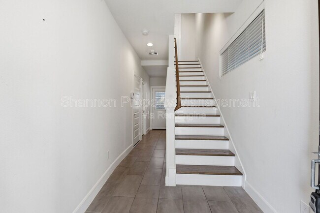Building Photo - 3024 Charline