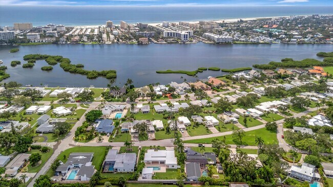 Foto del edificio - 3-Bedroom/ 2-Bath Modern Coastal Retreat w...