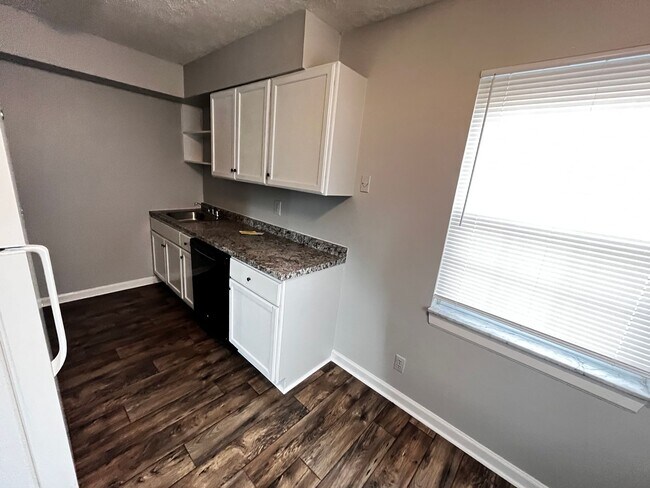 Foto del edificio - 4405 Landside Dr