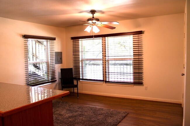 Foto del edificio - 219 W 5th St
