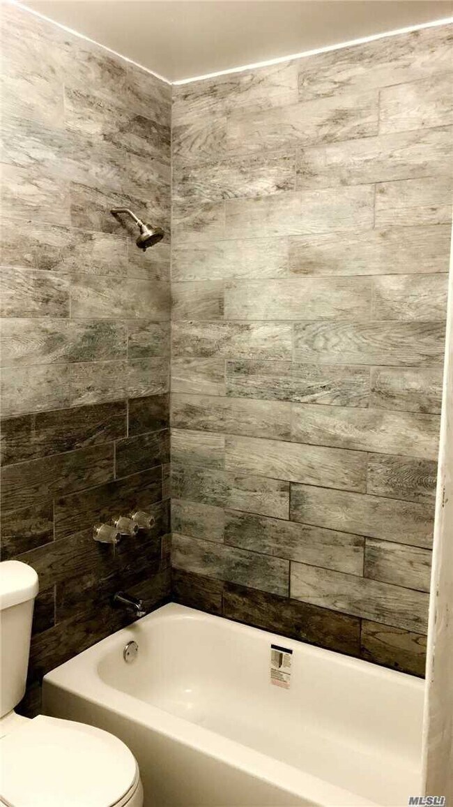 Foto del edificio - 164-41 108th Dr