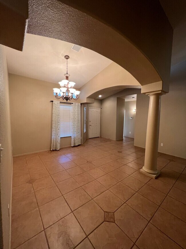 Foto del edificio - 3 BEDROOM HOME IN FALLS RANCH!