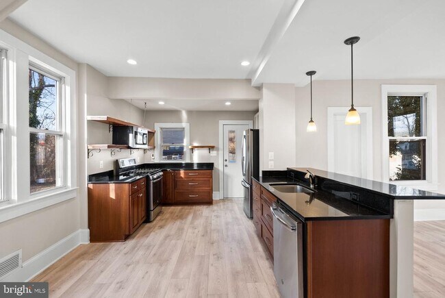 Building Photo - 10512 Warfield St