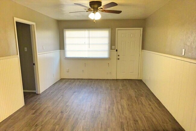 Foto del edificio - Duplex Located Near Take-Out, Park, & Clos...