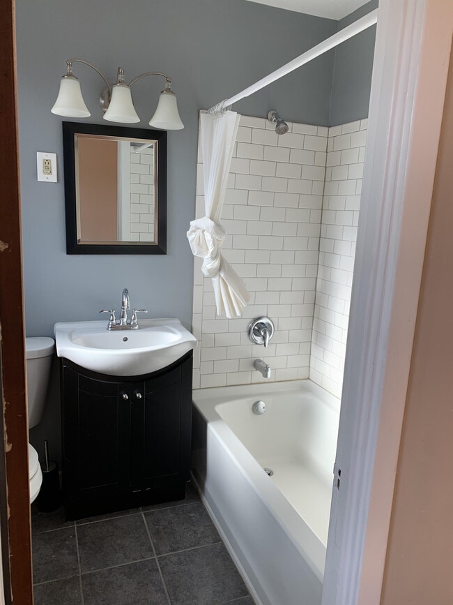 Building Photo - 114 N Spring St