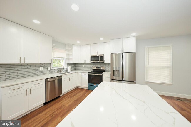 Building Photo - 9900 Kingsbridge Dr