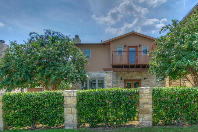 Foto del edificio - 605 Peacock Ln