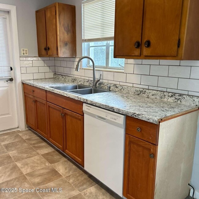 Building Photo - 1047 Japonica Ln