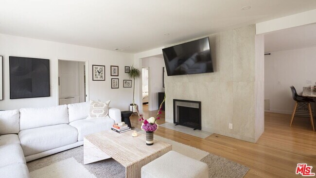 Foto del edificio - 4049 Fairway Blvd