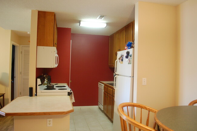 Building Photo - 21 N Cedar Lake Dr W