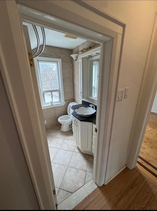 Building Photo - 47 Hillary Av