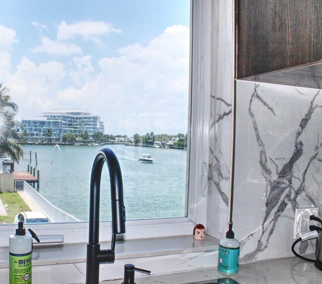 Foto del edificio - 4710 Pine Tree Dr