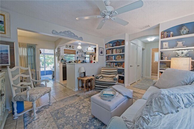 Building Photo - Annual unfurnished 2 bed /1 bath house ava...