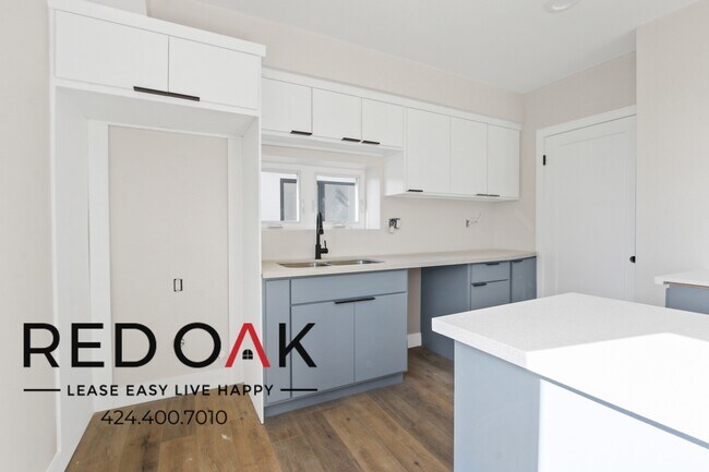 Building Photo - BRAND NEW Developed Spacious Three Bedroom...