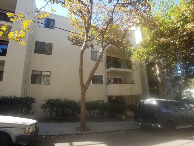 Building Photo - Excellent Adams Point location FREE parking!