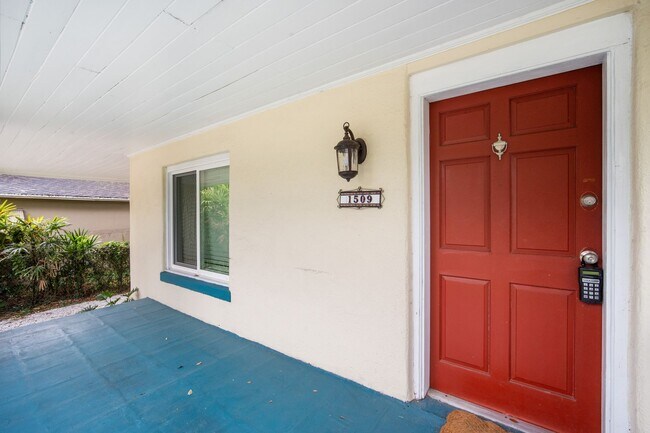 Building Photo - Spacious 2-Bedroom Home with Front Porch, ...