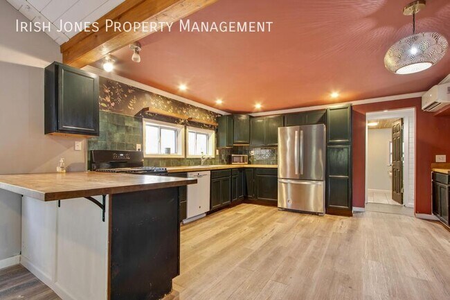 Foto del edificio - 5875 Lakeview Terrace