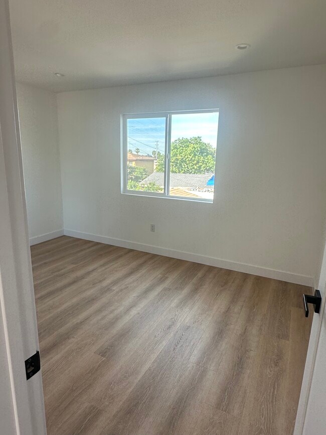 Foto del edificio - 3779 Logan Ave