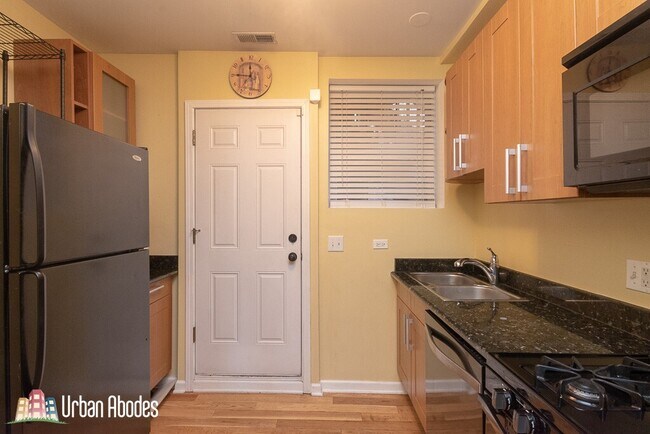 Foto del edificio - 3103 W Lawrence Ave