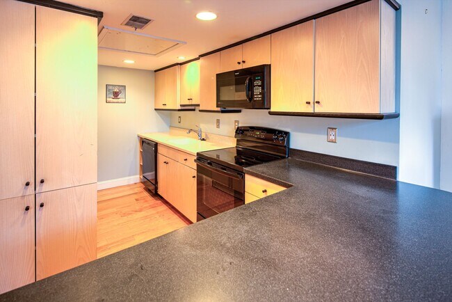 Foto del edificio - Welcome to the Baynard House; Elegant, Spacious & Bright Showing- Coming Soon