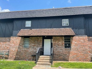 Building Photo - 405 S Maple St