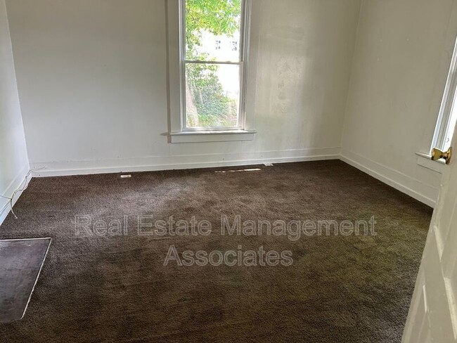 Foto del edificio - 324 W Poplar St