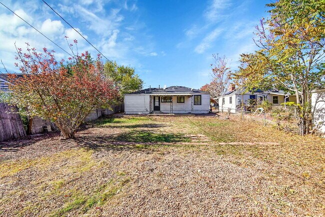 Foto del edificio - $1,995 - 3 Bed, 1 Bath Newly Updated Home In Denver with Fenced in Yard!