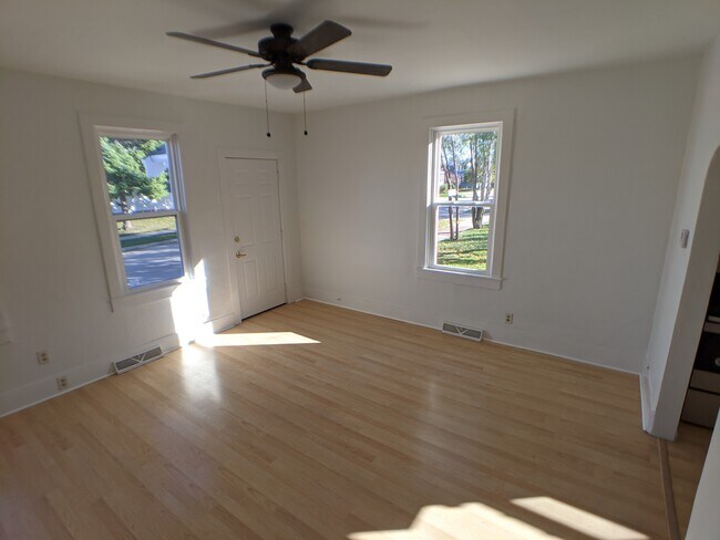 Sala de estar con puerta de tu casa. - 405 Michigan St