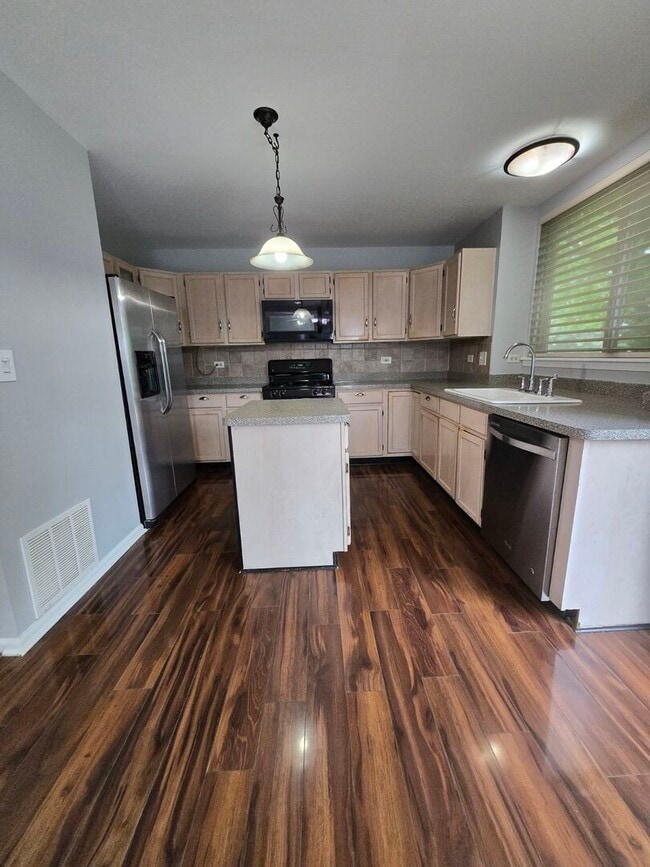 Building Photo - 844 Violet Cir