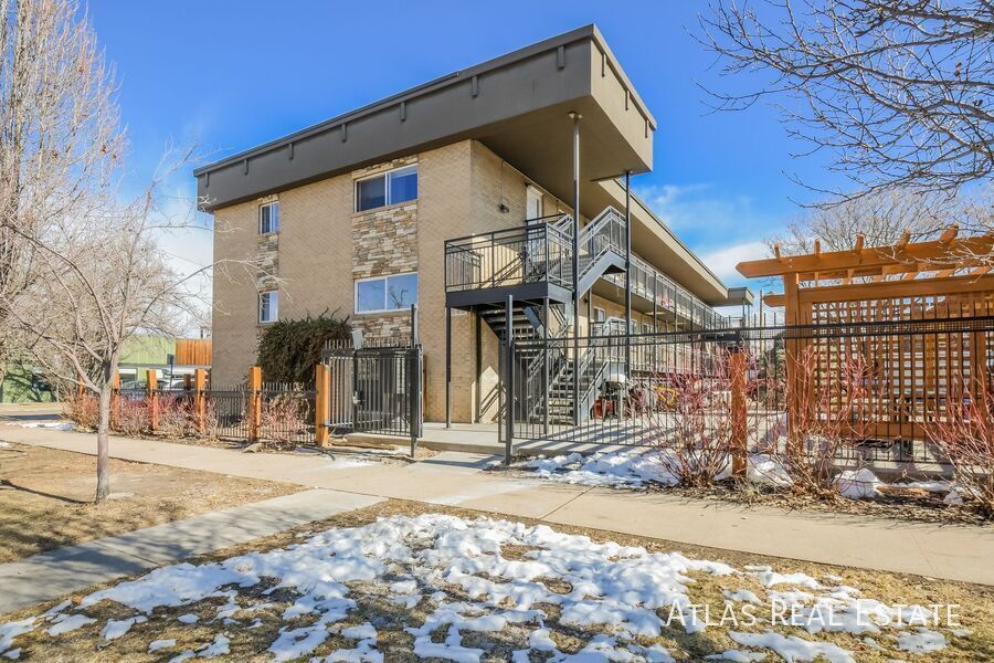 Primary Photo - Gorgeous Renovated unit with all new appli...