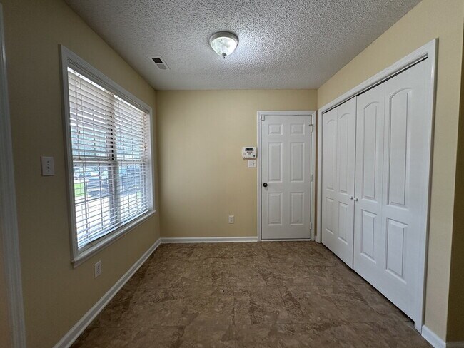 Foto del edificio - Charming 3 Bedroom Home with 2 Full Baths -305 Firethorn Ln.