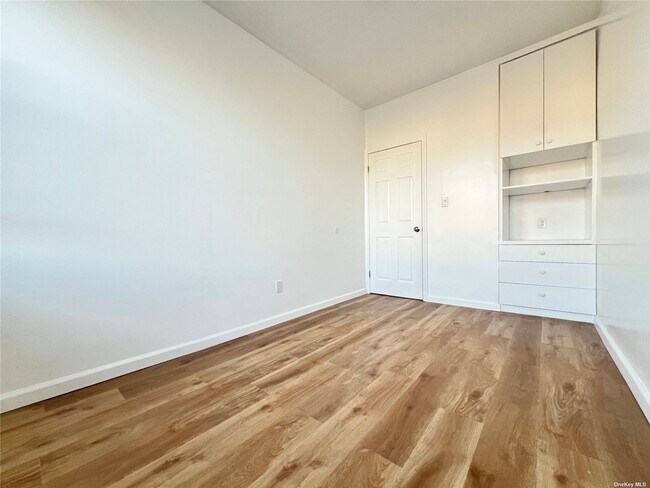 Foto del edificio - 35-23 61st St