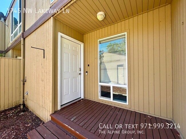 Foto del edificio - 1745 NW Lakeway Ln