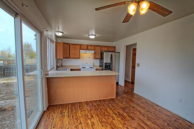 Foto del edificio - 3 bed 1 and 3/4 bath ranch home