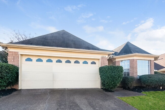 Building Photo - 2214 Lake Hill Ct
