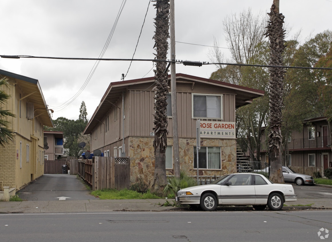 Building Photo - 1733 Lincoln Ave