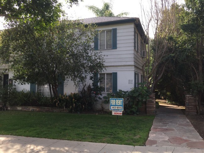Vista a la calle & entrada. - 3206 Rowena Ave