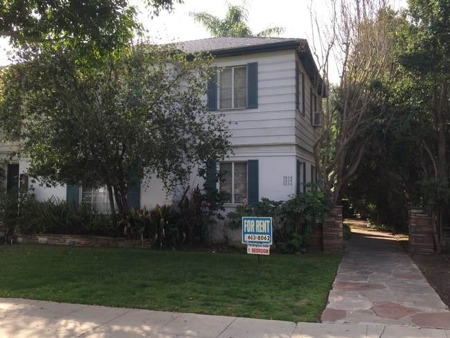 Street view & entrance. - 3206 Rowena Ave