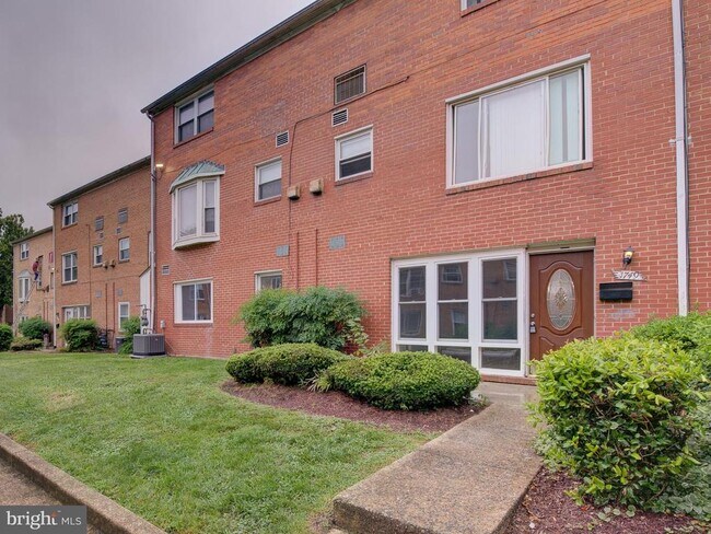 Building Photo - 1749 Addison Rd S